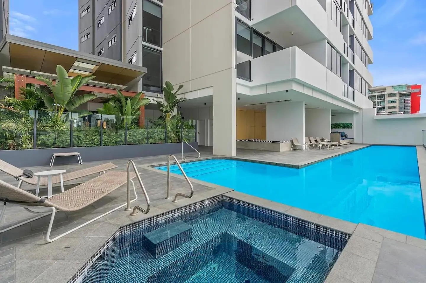 Breathtaking Views, King Bed, Pool & Best Location Brisbane Apartment