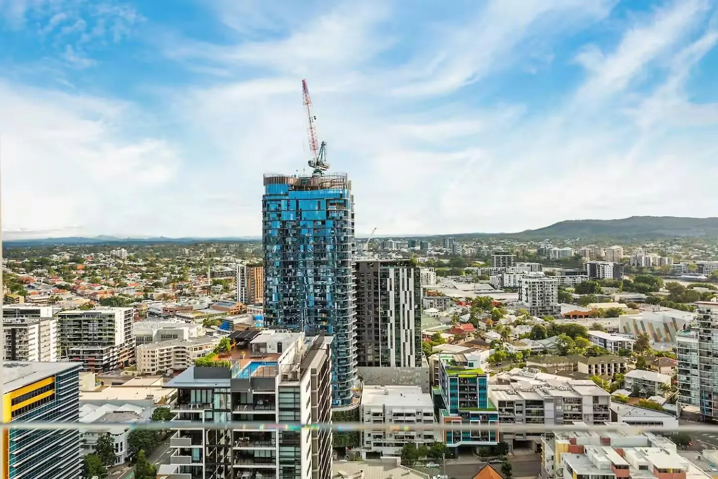 Breathtaking Views, King Bed, Pool & Best Location Brisbane Apartment