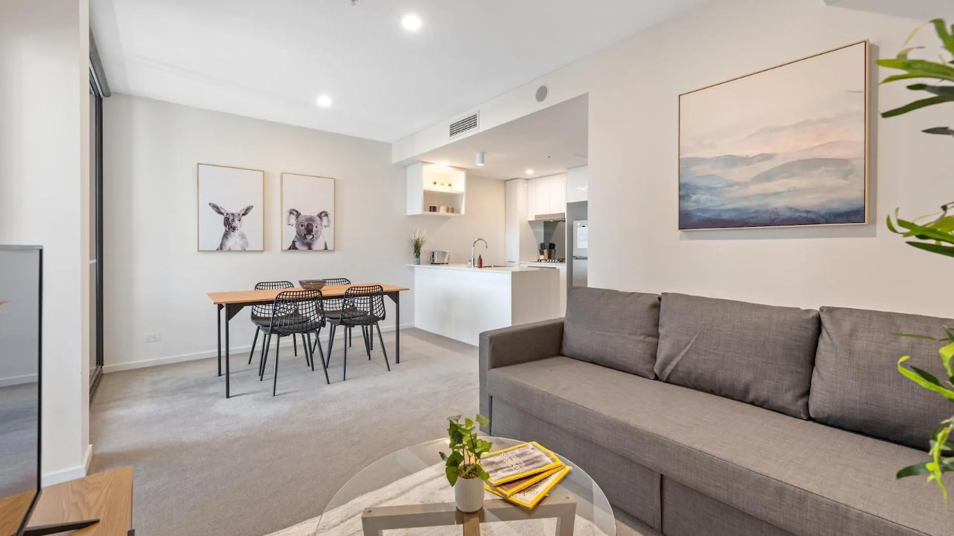 Apartment Breathtaking Views, King Bed, Pool & Best Location Brisbane Australia