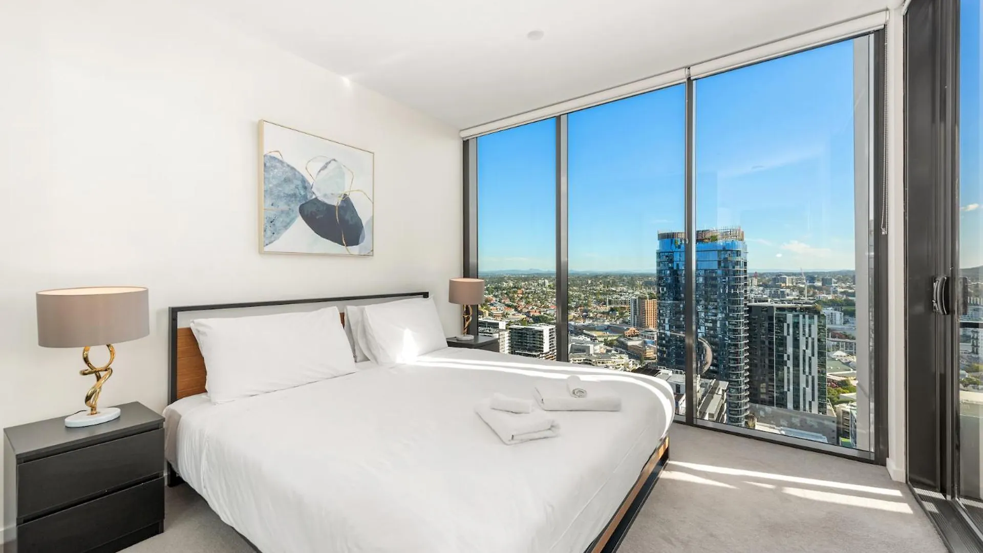 Breathtaking Views, King Bed, Pool & Best Location Brisbane