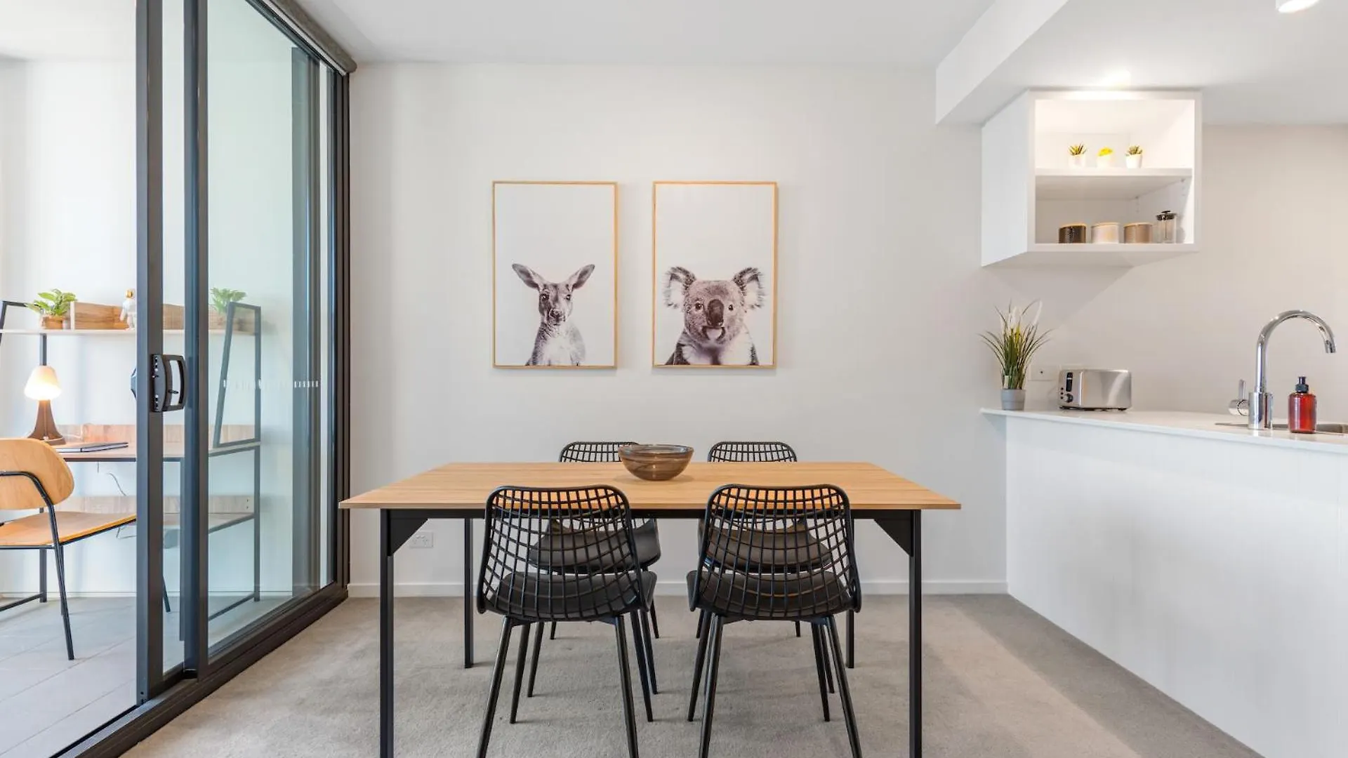 Breathtaking Views, King Bed, Pool & Best Location Brisbane